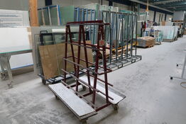 2 stk. opbevaringsvogne samt stativ med div. Glas