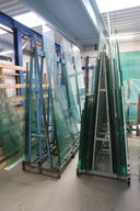 2 stk. opbevaringsstativer med div. Glas m.m.