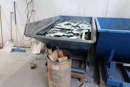 Vippecontainer med indhold