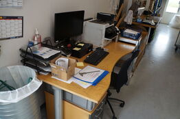 Skrivebord med indhold BEM ÆRK UDEN COMPUTER