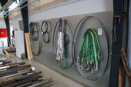 Indhold på væg af diverse klinger & stropper