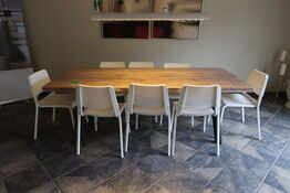 Plankebord med 8 stole
