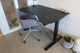 El. hæve/sænke skrivebord og stol m.m.