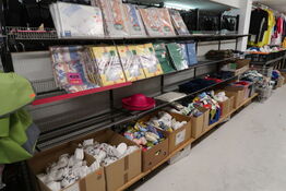 Stort parti sengetøj, strømper m.m. 