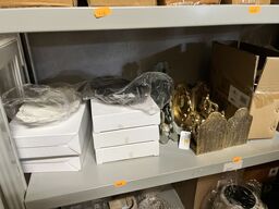 Parti m. Glasskrin, hyldeknægte mm.