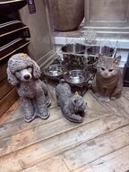 Skulptur af hunde og kat inkl. Hundeskåle