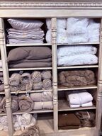 Indhold af reol - Puder, tæpper mm.