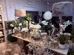 Div. Lysestager, blomster, dekorationer mm.