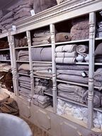 Indhold af reol - Puder, tæpper mm.