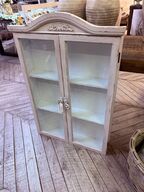 Vægskab i hvid træ