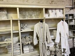 Indhold af reol - tæpper, morgenkåber mm.