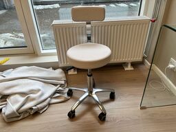 Behandler stol på hjul 