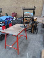 2 stk arbejdsborde, reol mv.