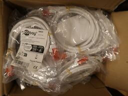 Kasse med patch kabler på 1m/2m