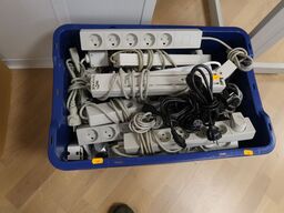 Kasse med stikdåser og kabler