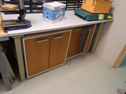 Bord med 2 stk. underskabe inkl. indhold (tingene på bordet medfølger ikke) (OBS står i kælder)