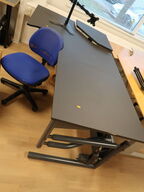 El Hæve/sænke skrivebord med skrivebordsstol (skærmbeslag på bordet medfølger ikke)