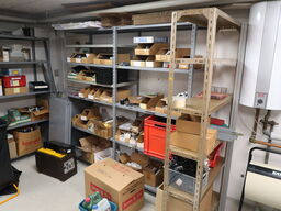 Stort lot med reoler og eketronik indhold (køber skal selv afmontere) (OBS står i kælder)