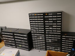 7 stk. Sortimentskasser med indhold (OBS står i kælder)