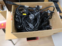 Kasse med strømkabler