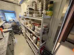 2 stk. Reoler med indhold