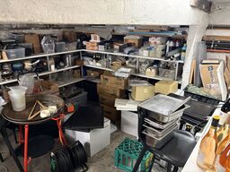Indhold i kælderrum af diverse emballage, gastrobakker, køkkenmaskiner, m.v.