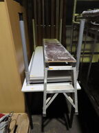 2 stk. borde samt arbejdsbænk