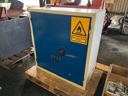 Stålskab med indhold