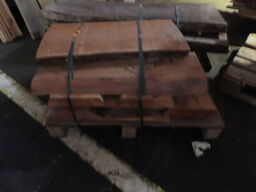 Genbrugstræ, rester af planker og plader