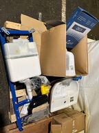 Væghængt toilet samt vask