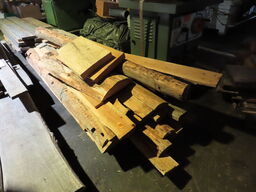 Genbrugstræ, rester af planker og bjælker mm. 