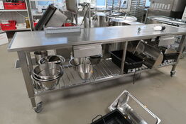 Rustfri stålbord med el. hæve/sænke funktion uden indhold