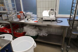 Rustfri stålbord ELECTROLUX PROFESSIONEL uden indhold