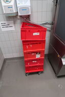 Div. Plastikkasser, samt hunde