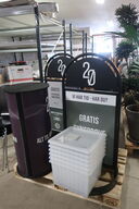 2 stk. skilte, podie samt kasser