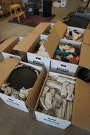 Indhold fra køkken og rengøringsskabe