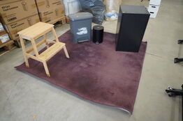 Gulvtæppe, skammel, metalskab og affaldspande