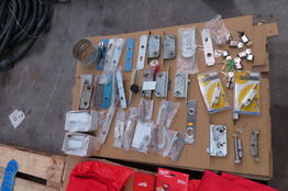 Palle med diverse låse/dør materialer