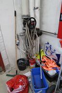 Vandslange, 2 stk. spande med indhold m.m.