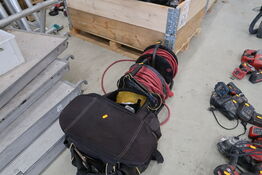 2 stk. kabeltromler samt taske med div. Værktøj