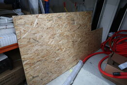 Træplade, lister samt plastikdunke