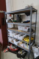 Lagerreol med indhold