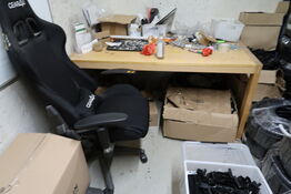 Kontorstol og skrivebord med indhold