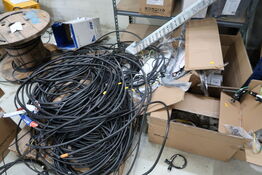 Palle samt kasser med div. Kabel