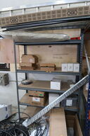 Lagerreol med indhold