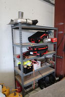 Lagerreol med indhold