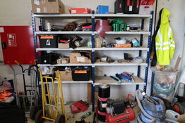 2 fag lagerreoler med indhold