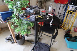 Barbord uden indhold med 2 stk. barstole