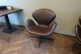 Lænestol ARNE JACOBSEN Svanen 3320 i Cognac læder