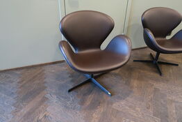 Lænestol ARNE JACOBSEN Svanen 3320 i Cognac læder